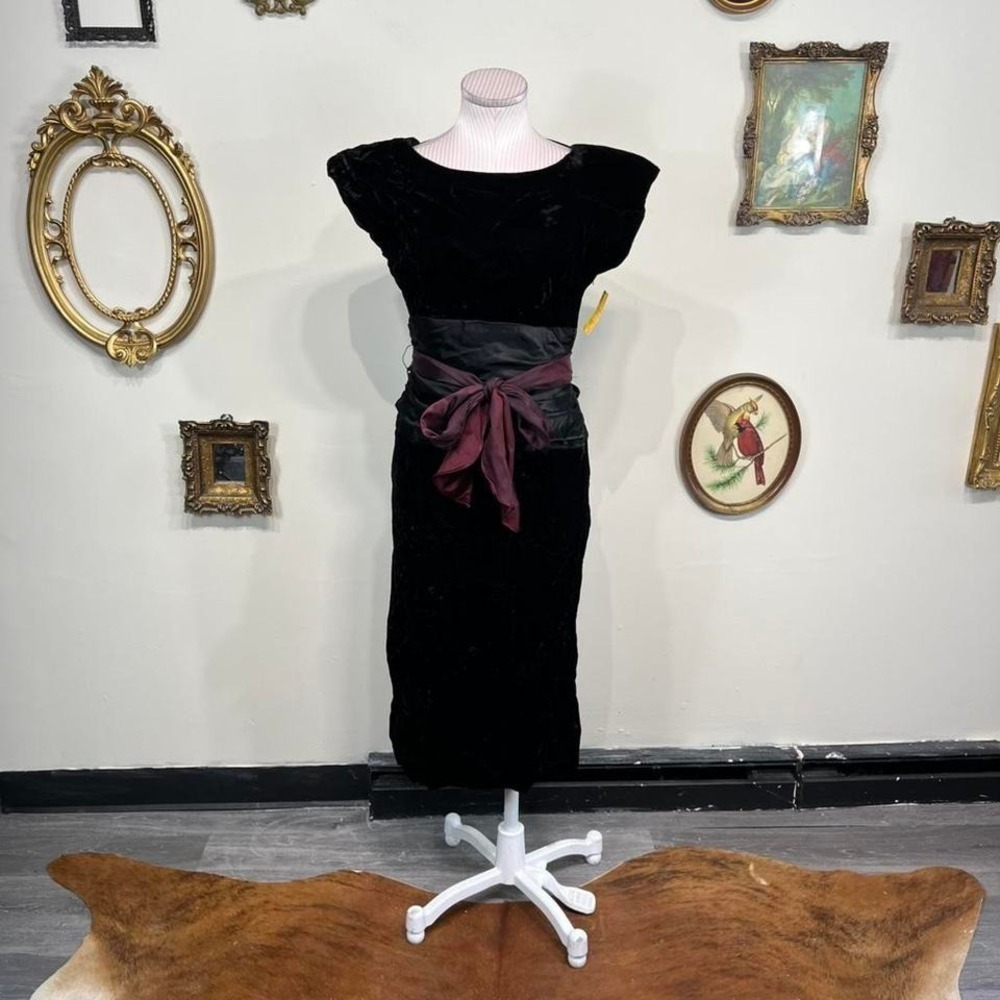 Vintage 80s Buckner's Black Velvet Cocktail Dress - Size 7/8 - Midi Sheath